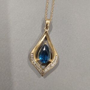 Elegant Gold and Blue Pendant Necklace